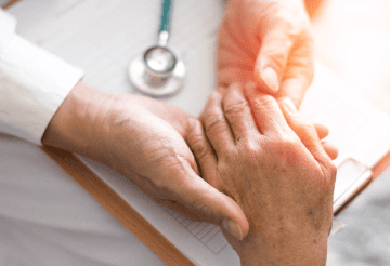 Artrite reumatoide: entenda quais as causas, sintomas da doença e qual o tratamento indicado para cada caso