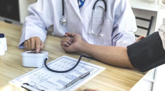 Médico examinando paciente