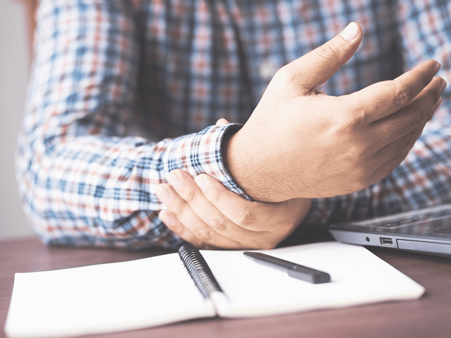 O que é parestesia? Saiba o que pode causar essa condição e como buscar o diagnóstico correto