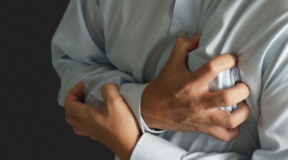 como é a dor no braço de infarto