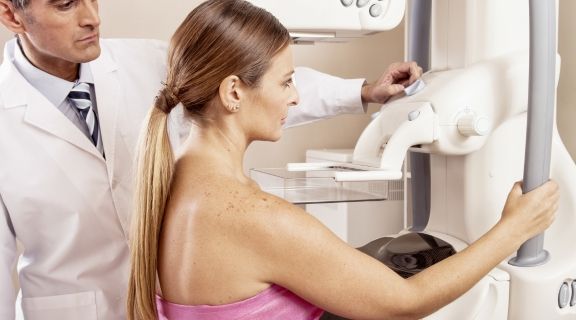 como é feito o exame de mamografia digital bilateral