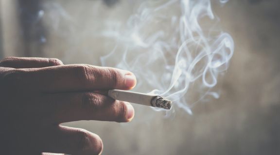 efeito do cigarro na garganta​
