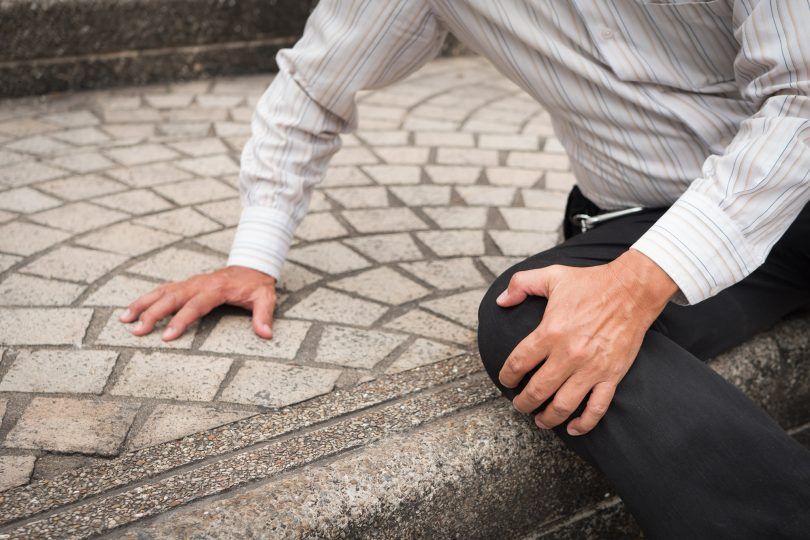 Quedas e fraturas em idosos como prevenir