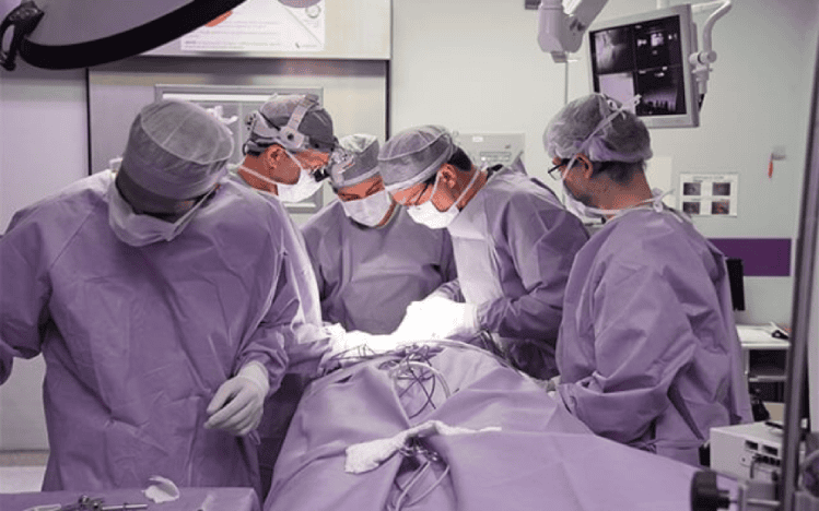 hospital-higienopolis-cardiologia-640x400-sala-cirurgica (1).png