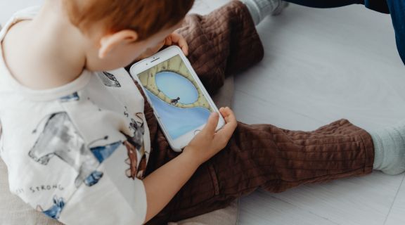 Criança assistindo no celular