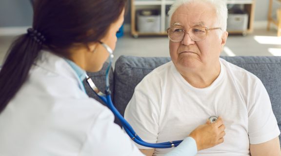 sintomas de pneumonia em idosos​
