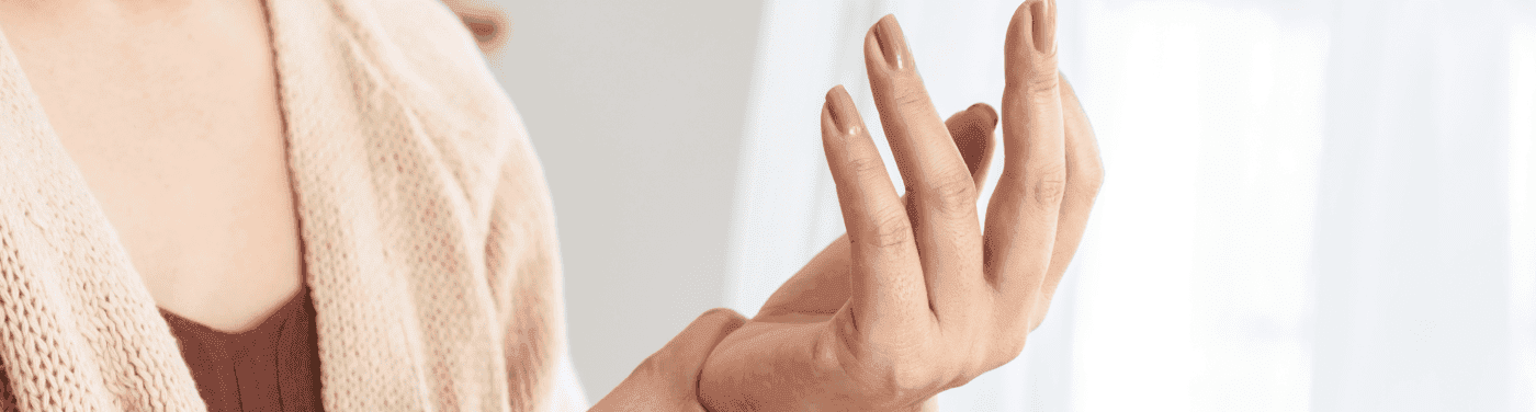 Mão feminina com dedos se fechando.