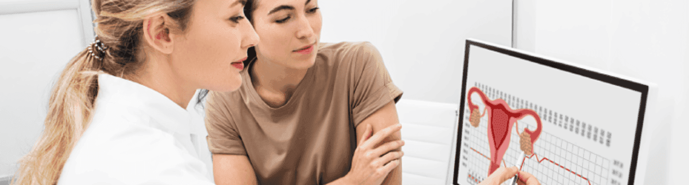 Médica e paciente vendo resultados de exames.