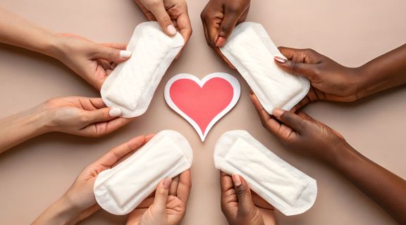 Corrimento amarelo com odor: o que pode ser e como tratar