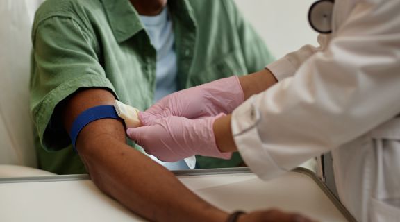 Primeiros sintomas de câncer no sangue: identifique os sinais precoces