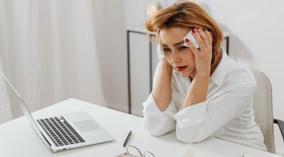 Dor de cabeça na fonte: causas, sinais de alerta e tratamento