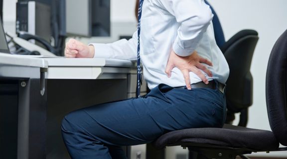 Dor lombar que não passa: causas, riscos e soluções