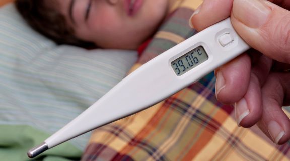 O que fazer quando a criança está com febre: cuidados e sinais de alerta