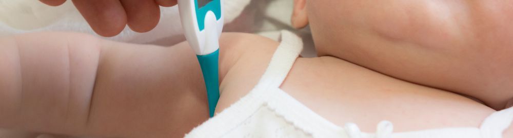 Termômetro em axila de bebê.