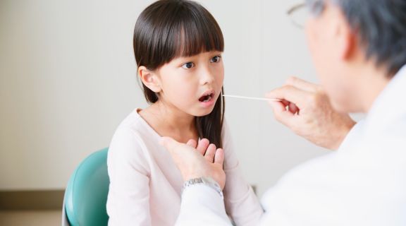 A laringite é contagiosa? Entenda quando há risco de transmissão  