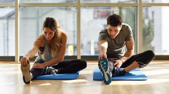 Alongamento antes ou depois do treino? Veja quando fazer