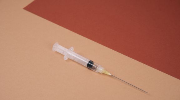 Amoxicilina corta o efeito do anticoncepcional injetável? Entenda os riscos