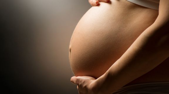 Barriga baixa na gravidez é sinal de parto? Entenda quando buscar ajuda médica