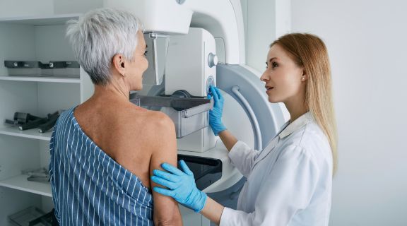 Câncer de mama após 70 anos: veja quais são os sintomas e diagnóstico