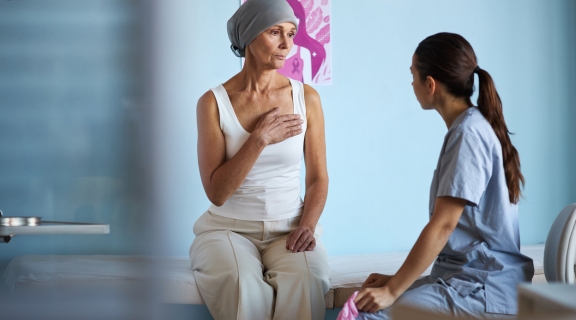 Câncer de mama com metástase óssea: sintomas, diagnóstico e tratamento