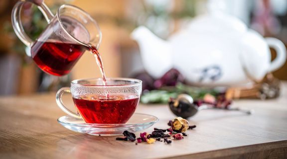 Chá de hibisco corta o efeito do anticoncepcional? Quando se preocupar