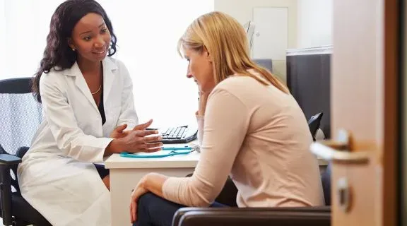 Clamídia é sinal de traição? Entenda a infecção e o diagnóstico