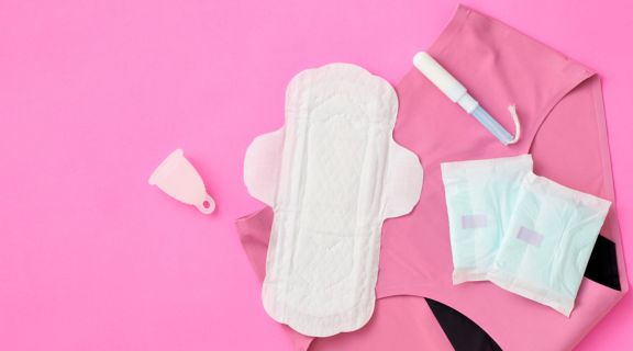 Com quantos anos vem a primeira menstruação e quais sinais observar?