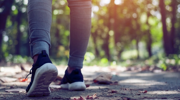 Com quantos dias posso caminhar após a cirurgia de catarata? Veja o que fazer
