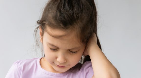 Como aliviar dor de ouvido em criança de forma segura, rápida e indolor
