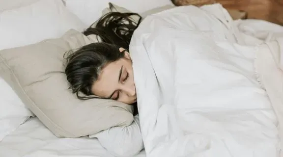 Como aumentar o sono REM com hábitos simples e dormir melhor