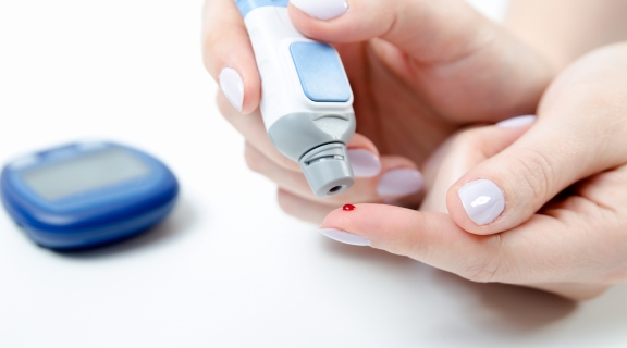 Como baixar o açúcar no sangue rápido? Saiba o que é seguro fazer