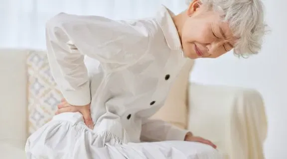 Como diferenciar dor nas costas de dor nos rins? Veja as características