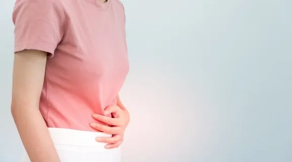 Como é a dor da apendicite em mulher? Entenda os sinais de alerta