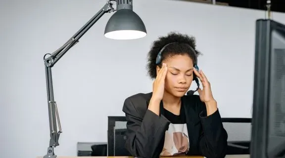 Como é a dor de cabeça de pressão alta: identifique os sinais de alerta