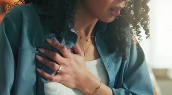 Como é a dor no braço de infarto, quando se preocupar e sinais de atenção