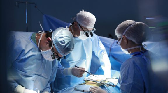 Como é feita a cirurgia de escoliose: quando ela é indicada e riscos