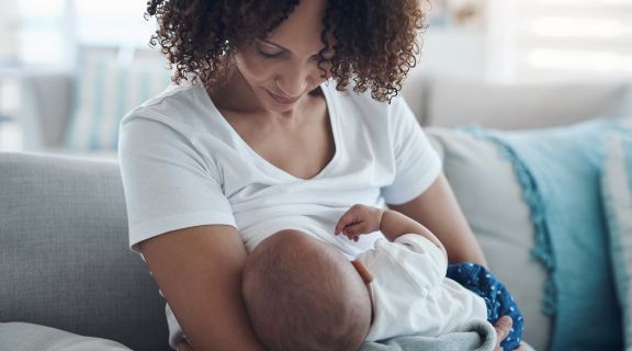 Como estimular a produção de leite materno?