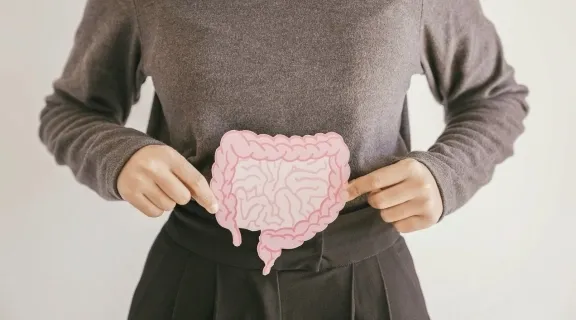 Como são as fezes de quem tem câncer no intestino? Veja sinais de alerta