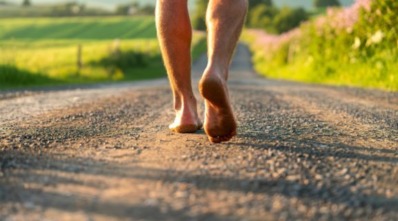 Correr descalço faz mal? Mitos, verdades e como praticar com segurança
