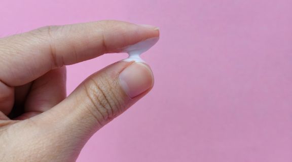 Corrimento tipo clara de ovo: o que é e qual relação com o período fértil