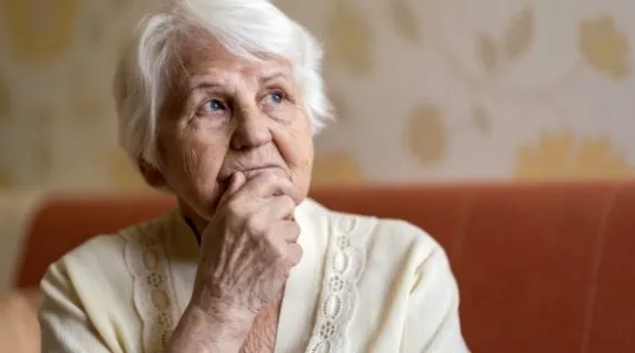 Qual é a diferença de demência e Alzheimer? Conheça os sintomas