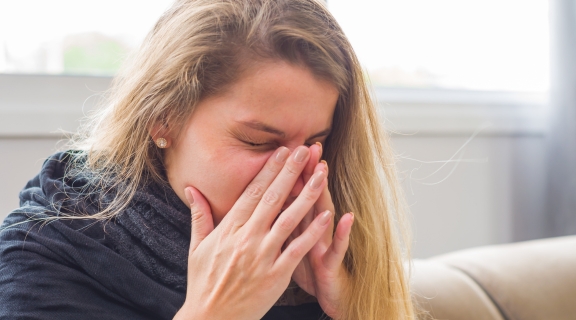 Entenda a diferença entre crise de rinite e sintomas iniciais de gripe