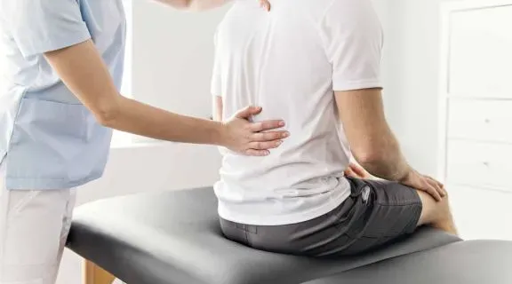 Dor no nervo ciático: o que fazer para um alívio rápido e seguro em casa