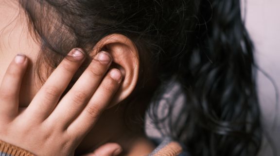 Dor no ouvido ao engolir: sintomas, causas e como aliviar o desconforto