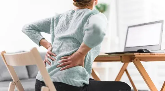 Dores nas costas pode ser pneumonia? Entenda quais são os sinais de alerta