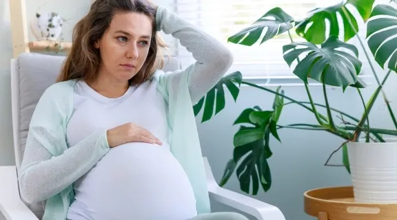 É normal sentir dor de cabeça na gravidez? Veja os sinais de alerta