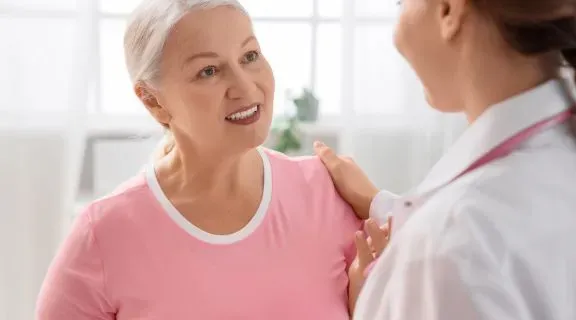 É possível engravidar na menopausa? Quais os riscos e cuidados necessários
