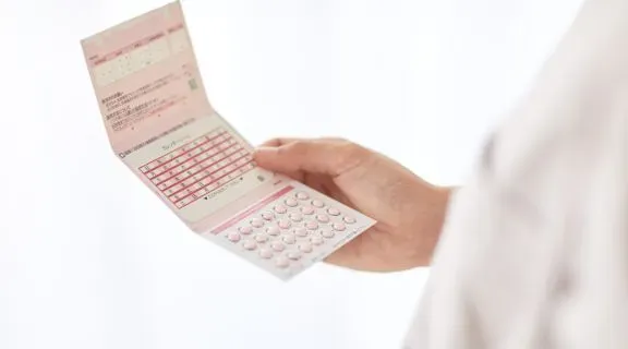 É possível engravidar tomando anticoncepcional? Entenda a chance