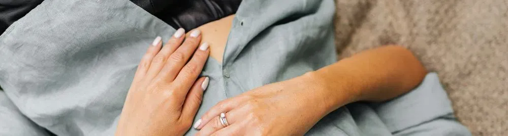 fezes escuras e dor abdominal1.webp