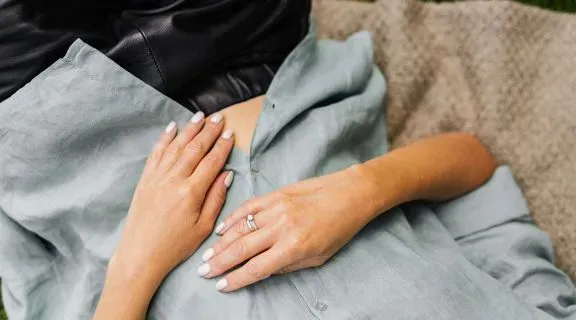 Fezes escuras e dor abdominal: o que pode ser e quando ir ao médico?